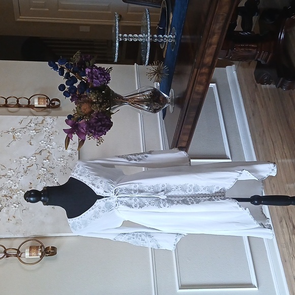 Women's White Boho Embroidered High Low Dress. Size M - Picture 15 of 17